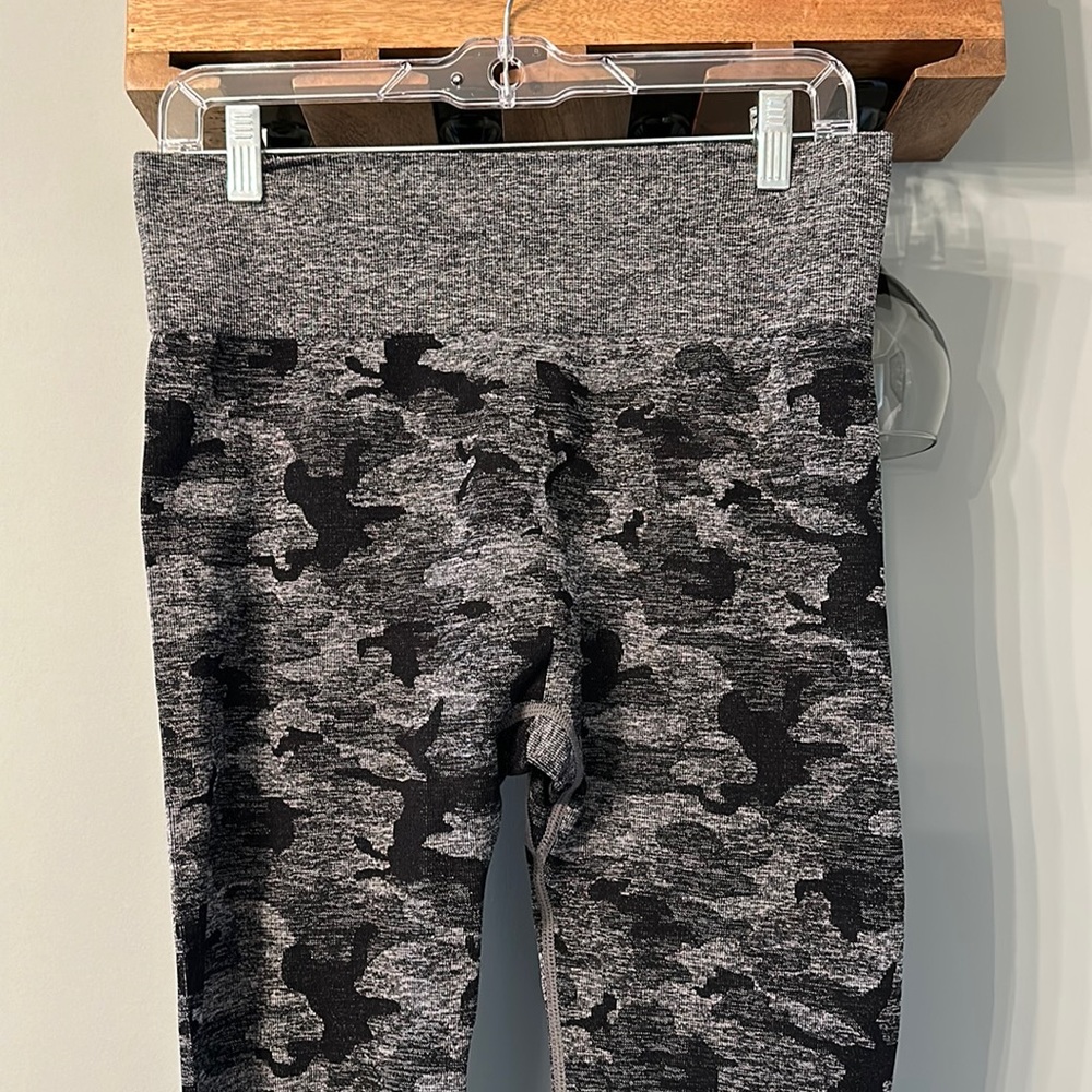Women’s black and gray camo athletic stretch pants size large
